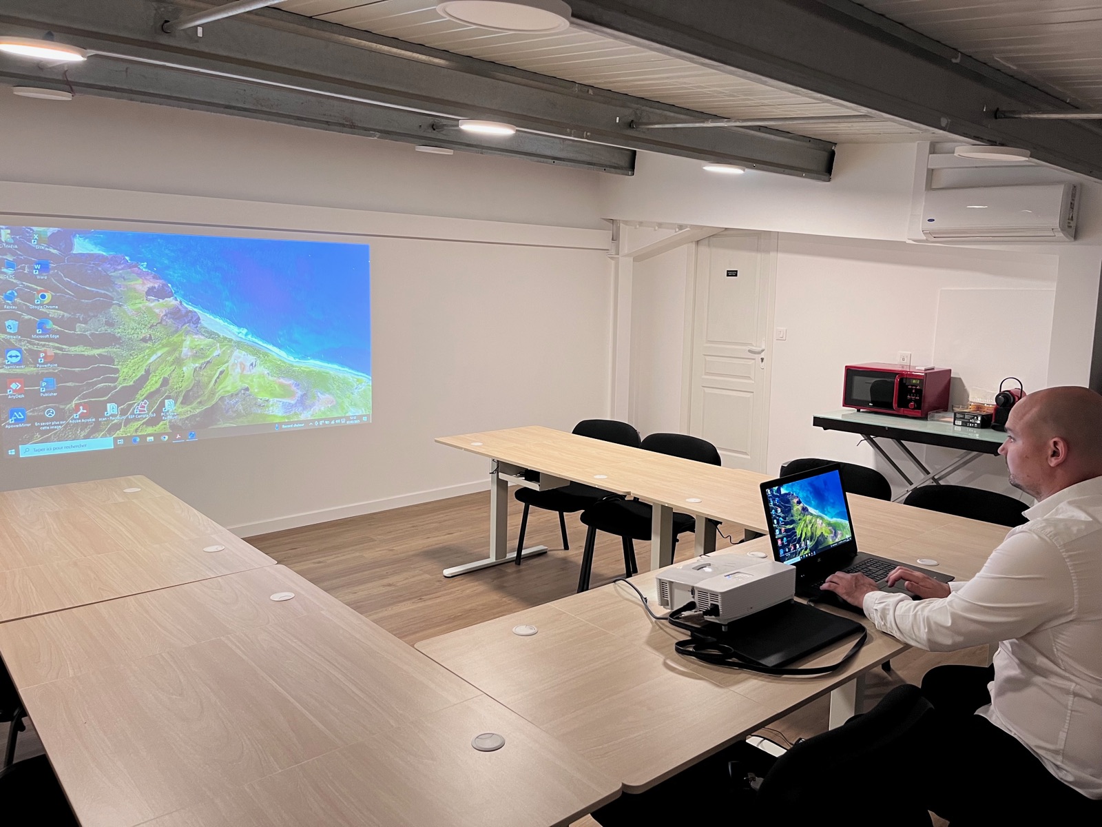 Salle de formation Excel à Calvi équipée d'un vidéoprojecteur